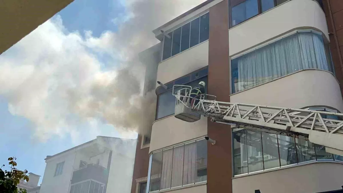 Muğla'da Apartmanda Çıkan Yangında Mahsur Kalan Kişi Kurtarıldı