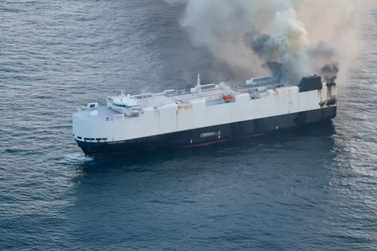 3 binden fazla otomobil taşıyan dev gemide yangın
