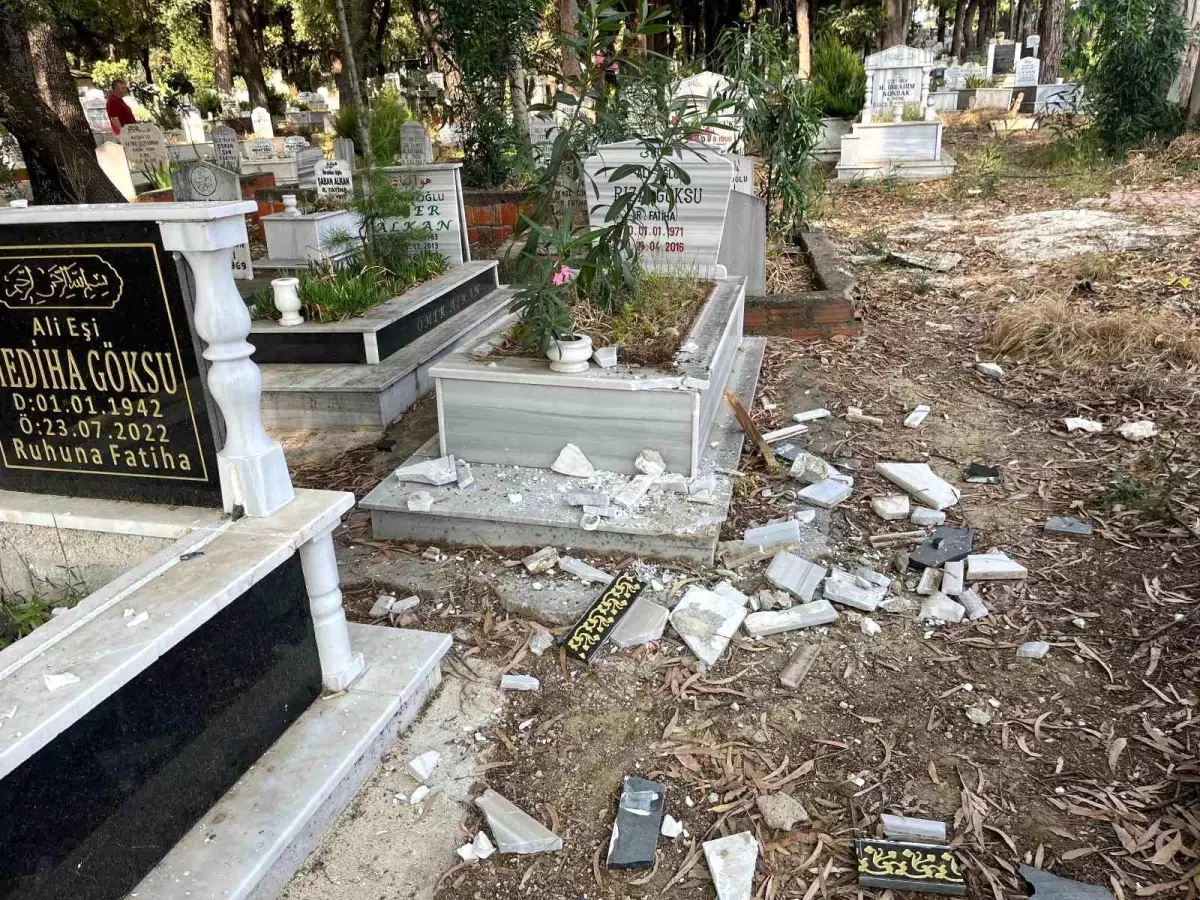 Antalya'da Mezarlıkta Tahribat