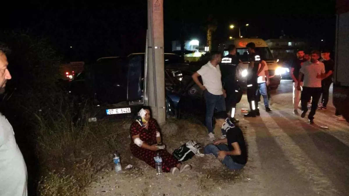 Antalya'da Trafik Kazası: 3 Yaralı, Trafik Işığı İsteği Artıyor