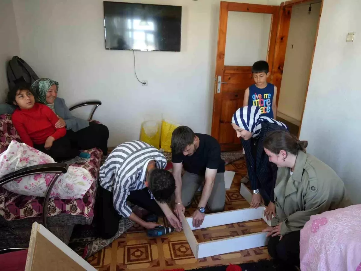 Öğrencilerden Özel Bireylere Kitap Hediyesi