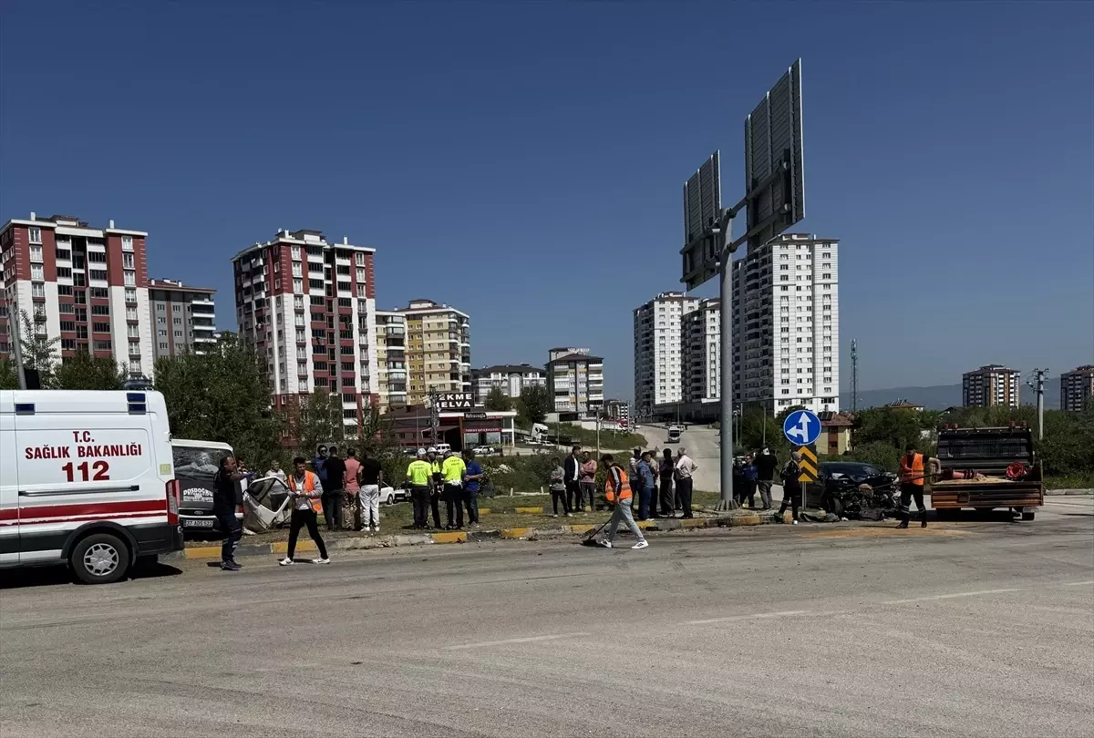 Kastamonu'da Otomobil-Kamyonet Kazası: 3 Yaralı