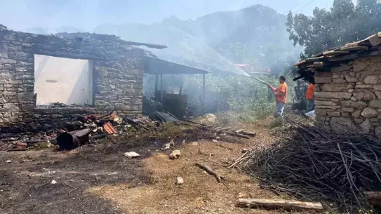 Antalya'da Yangın: Tek Katlı Ev ve 80 Bin TL Kül Oldu