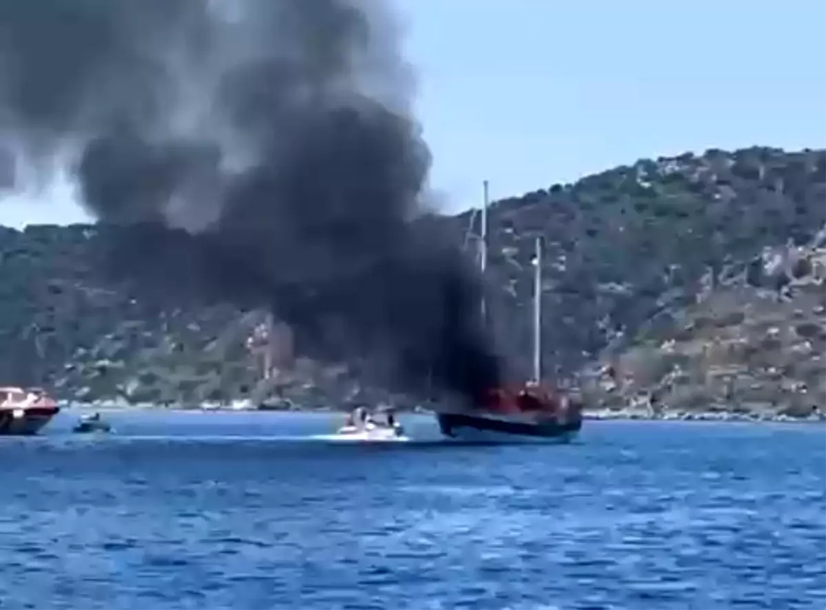 Marmaris'teki Tekne Yangını Kontrol Altına Alınamadı, Tekne Battı
