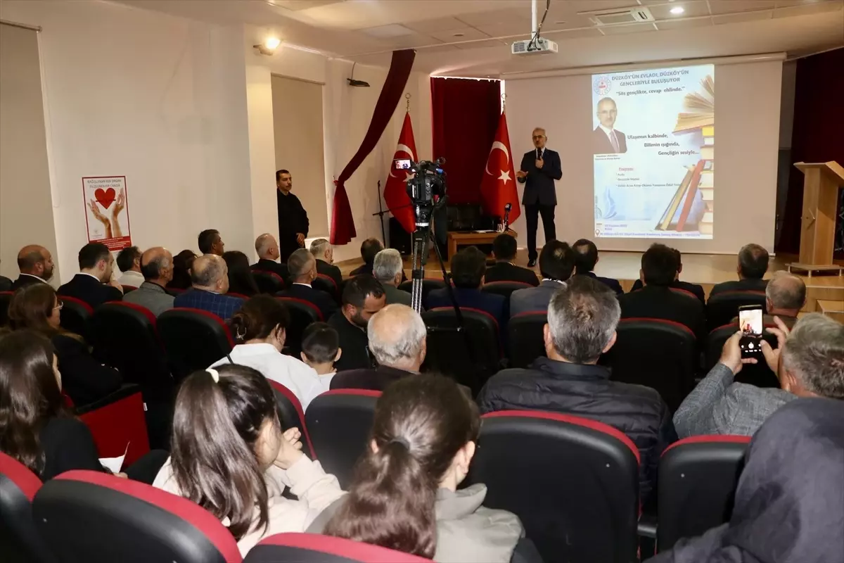 Ulaştırma ve Altyapı Bakanı Uraloğlu, Trabzon'da öğrencilerle söyleşide bir araya geldi Açıklaması