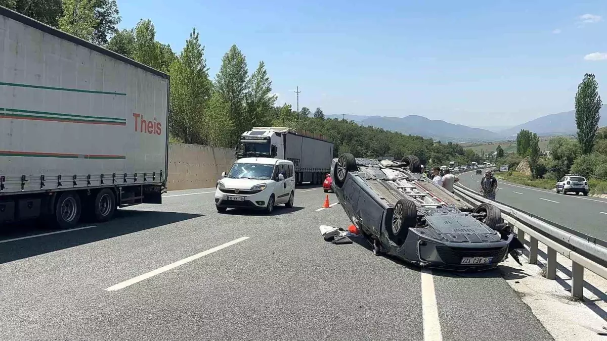 Tosya'da Tırla Çarpışan Otomobil Takla Attı