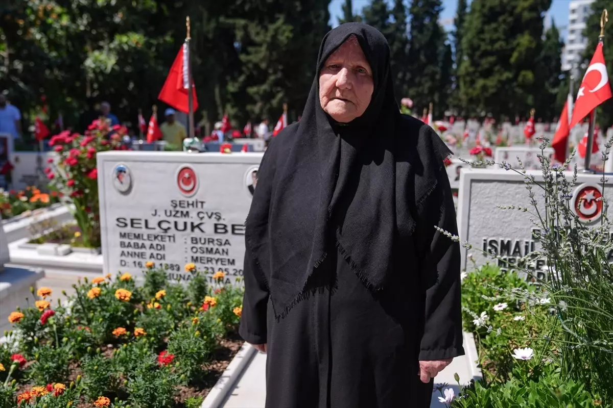 Şehit aileleri, arife günü Edirnekapı Mezarlığı'nı ziyaret etti