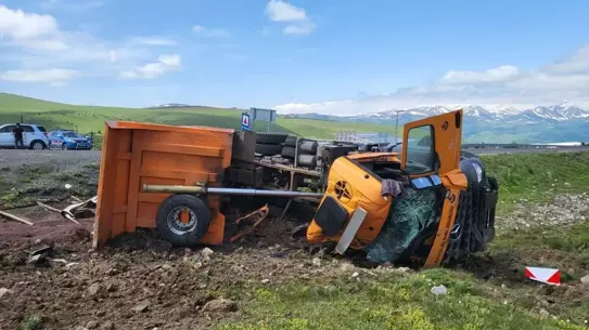 Ardahan'da Tuzlama Aracı Devrildi