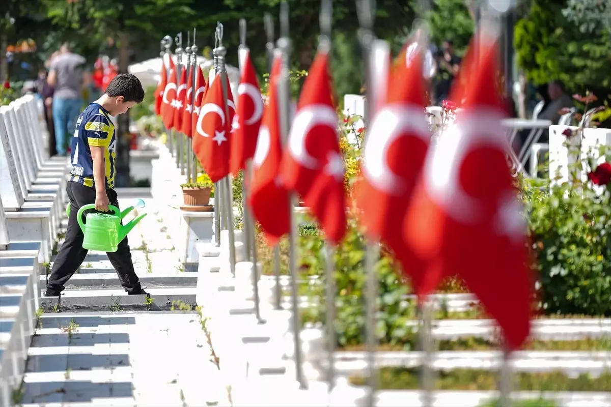 Başkentte Kurban Bayramı arifesinde şehitlikler ziyaret edildi
