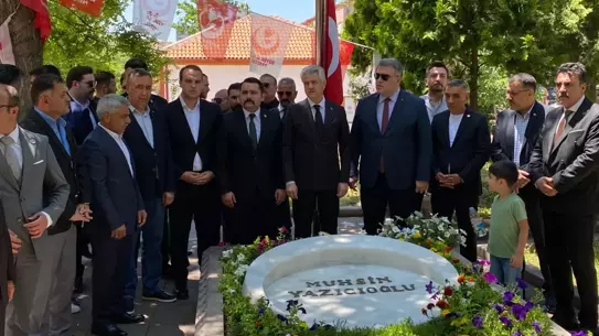 BBP'li Tevfik Eren, Muhsin Yazıcıoğlu'nun Kabrini Ziyaret Etti