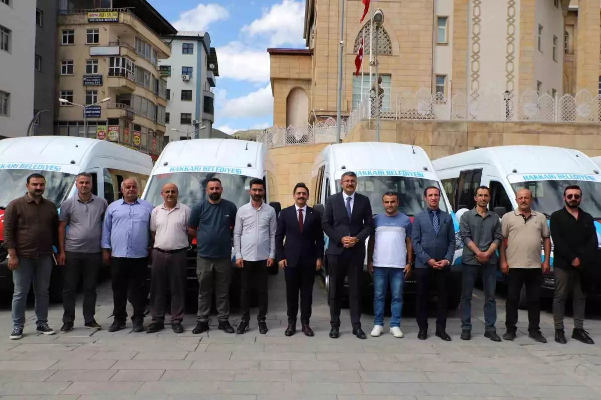 Hakkari Belediyesi Yeni Minibüsleri Hizmete Aldı