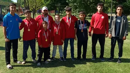 Minik Güreşçiler Türkiye Şampiyonası'na Katılma Hakkı Kazandı