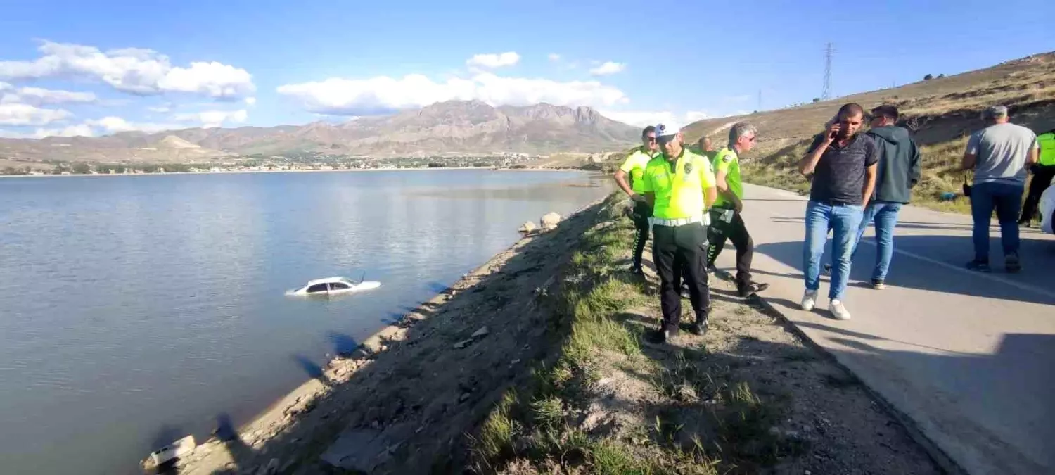 Van'da Otomobil Sıhke Göleti'ne Uçtu