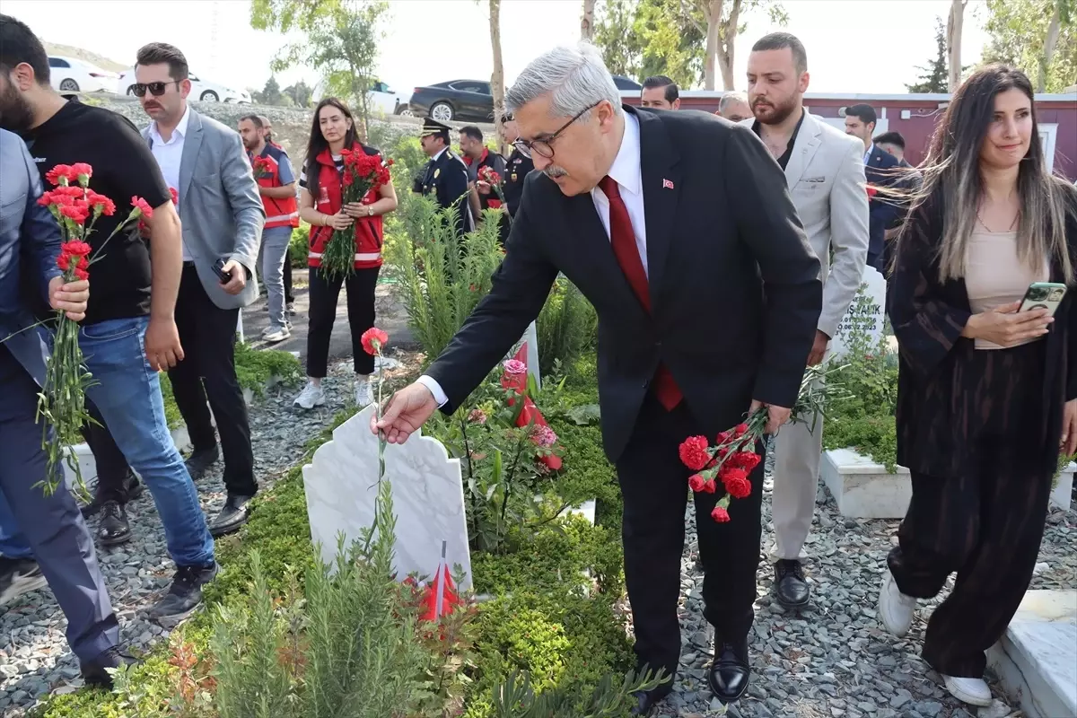 Hatay'da bayram arifesinde şehitlerin ve depremlerde ölenlerin mezarları ziyaret edildi