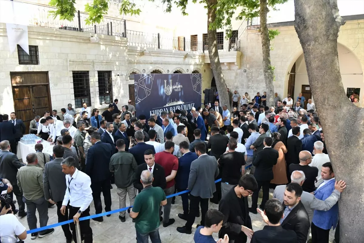 Şanlıurfa'da bayram coşkusu: Bayramlaşma törenine çok sayıda kişi katıldı