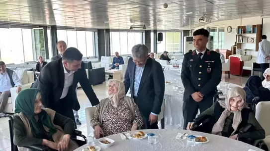 Ladik Kaymakam Vekili Özbalta'dan gazi, şehit aileleri ile huzurevine bayram ziyareti