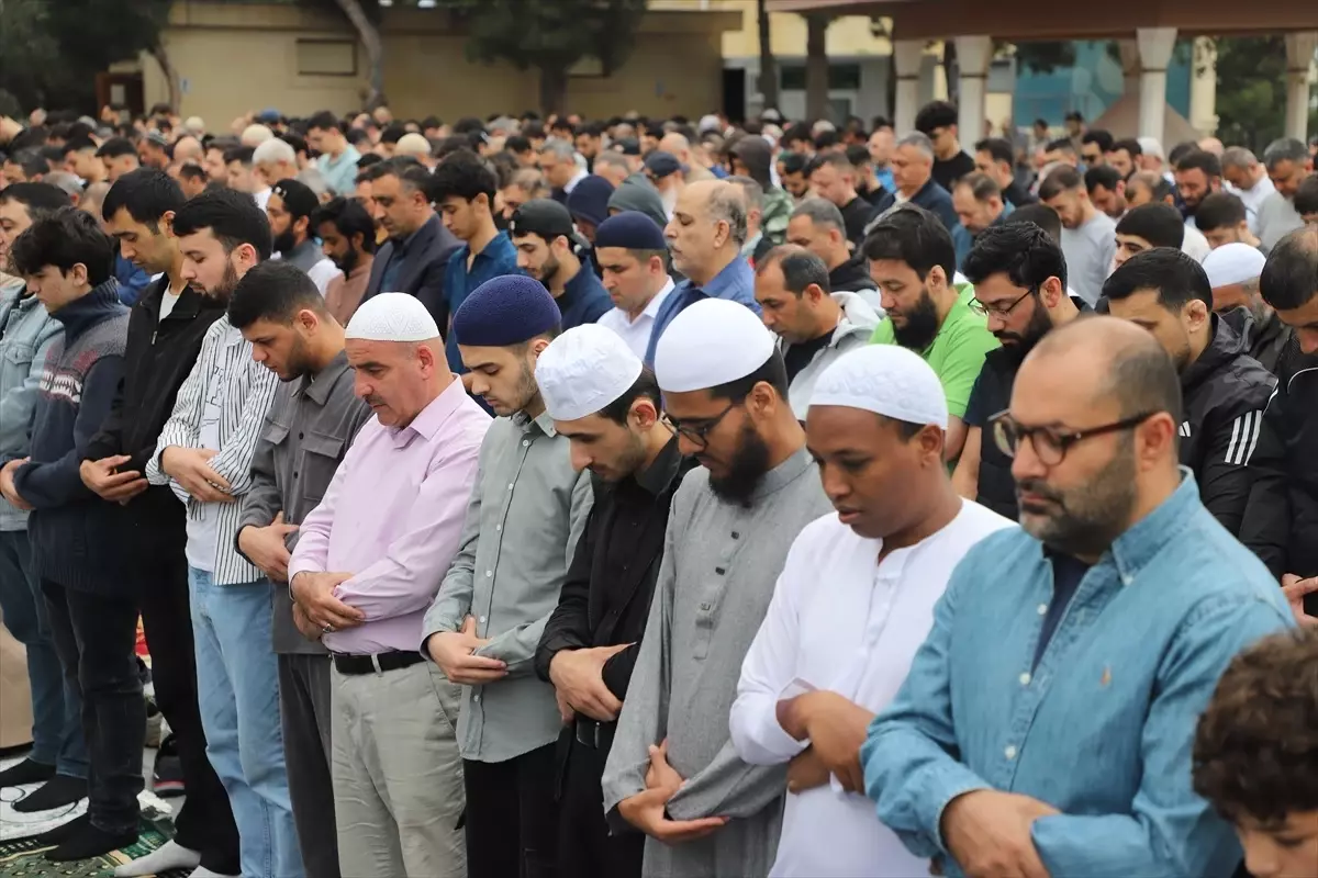 Azerbaycan'da bayram namazı kılındı