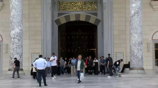 Bayram Namazı Çamlıca Camii'nde Kılındı