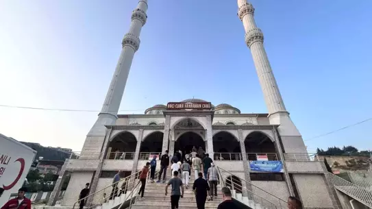 Hatay'da Bayram Namazı Yeniden Yapılan Camide Kılındı