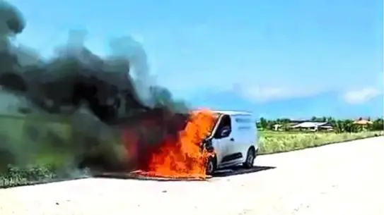 Denizli'de Ticari Araç Yangın Çıkardı