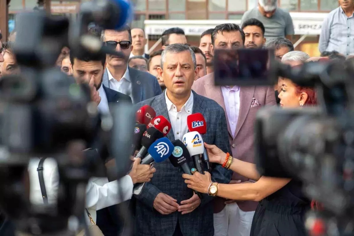 CHP Genel Başkanı Özel bayram namazını Manisa'da kıldı