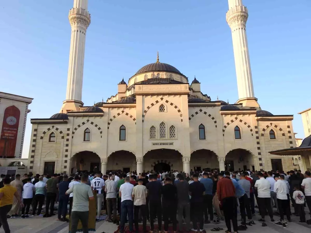 Gaziantep'te Bayram Namazı Coşkusu