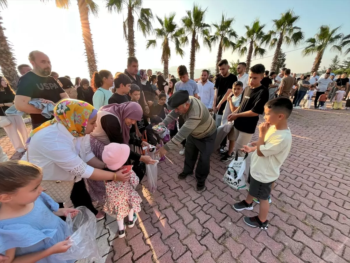Kumluca'da Bayram Geleneği: Çocuklara Şeker Dağıtımı
