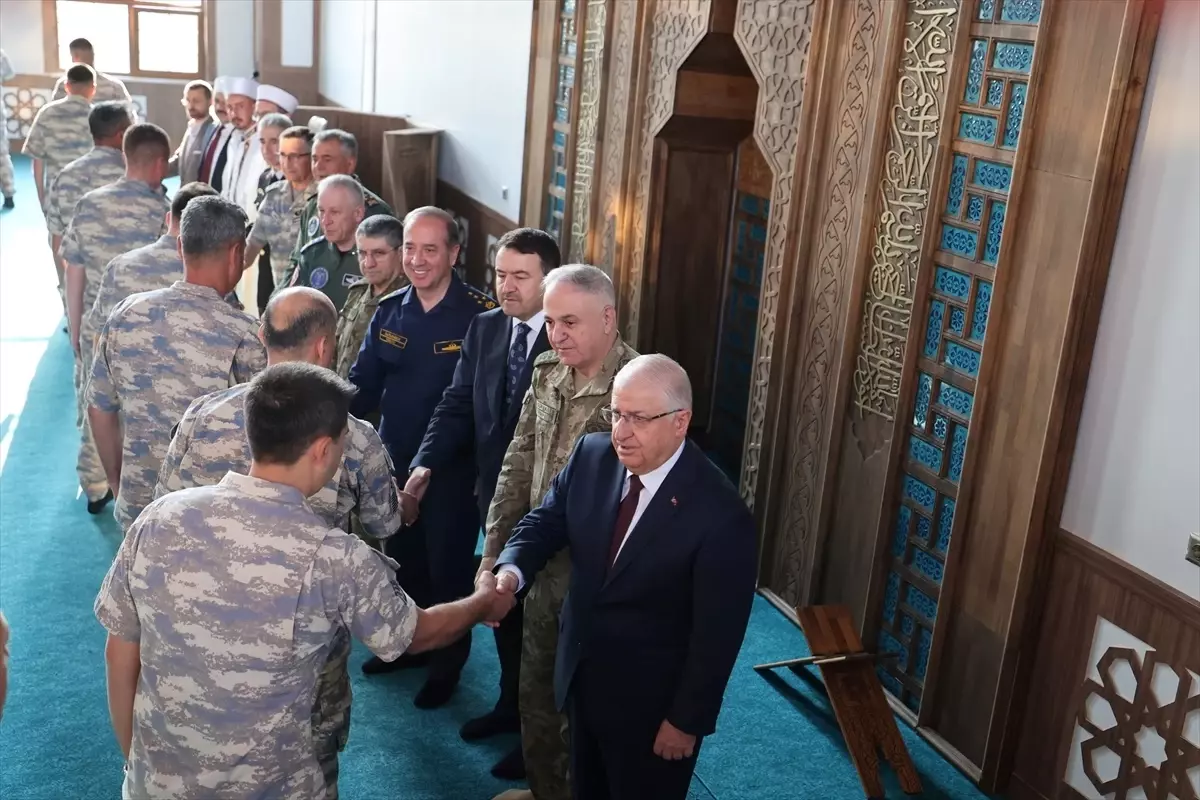 Yaşar Güler Hava Tugayı'nda Bayram Namazı Kıldı