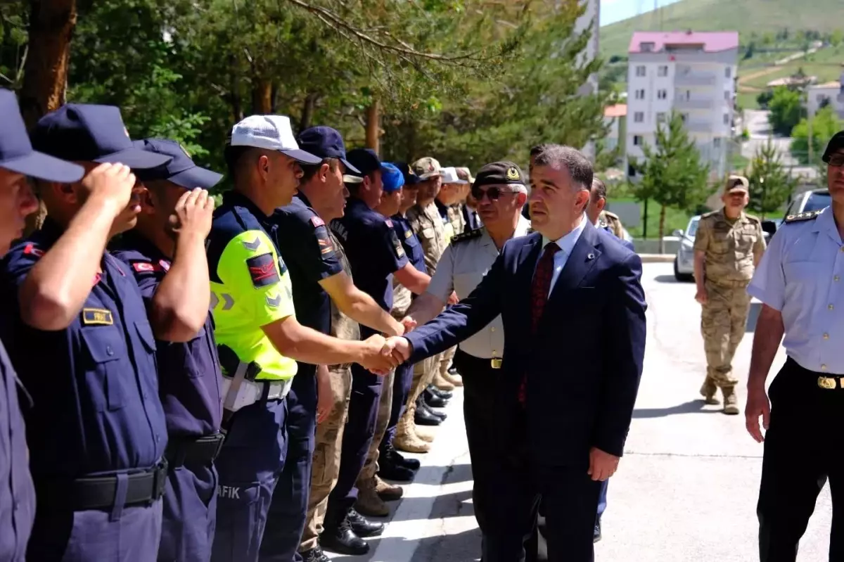 Vali Eldivan Güvenlik Güçlerinin Bayramını Kutladı