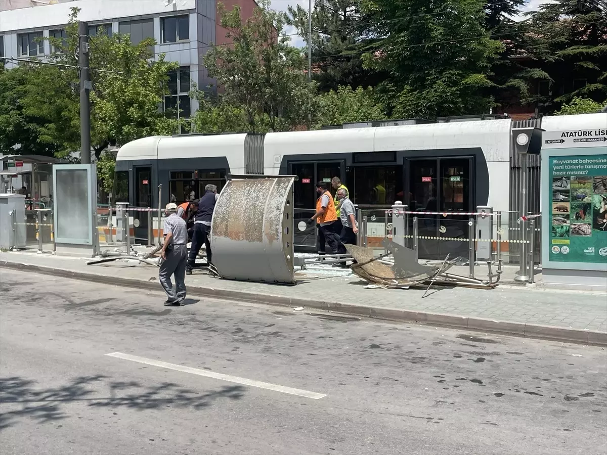 Eskişehir'de Otobüs Tramvay Durağına Çarptı