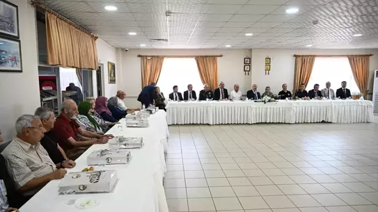 Vali Köşger Huzurevi'nde Bayram Kutladı