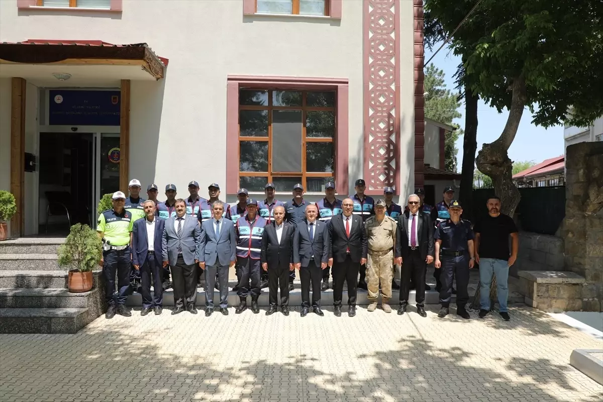 İçişleri Bakan Yardımcısı Aktaş, Elazığ'da vatandaşlar ve güvenlik güçleriyle bayramlaştı
