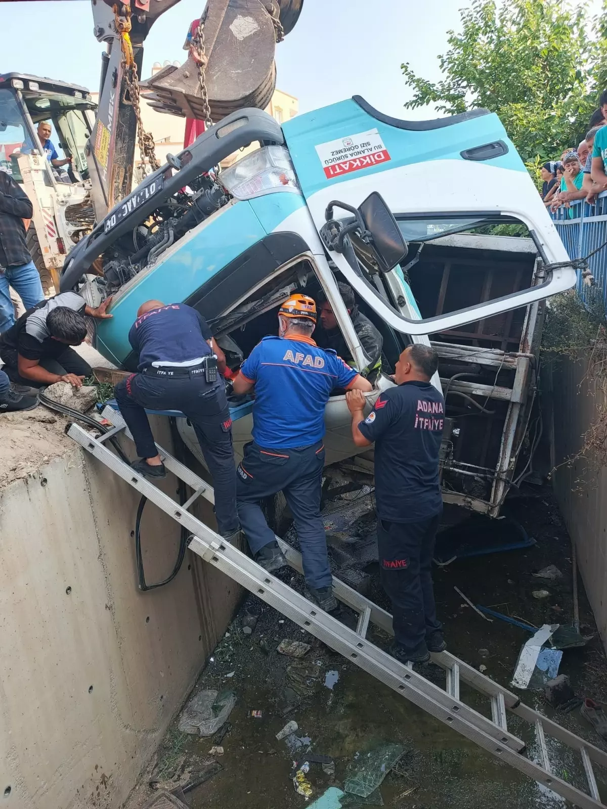 Adana'da Çöp Kamyonu Sulama Kanalına Devrildi