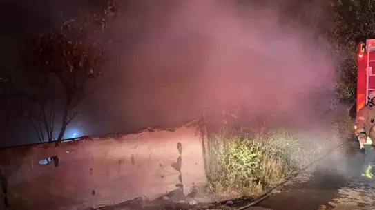Arnavutköy'de Barakada Yangın