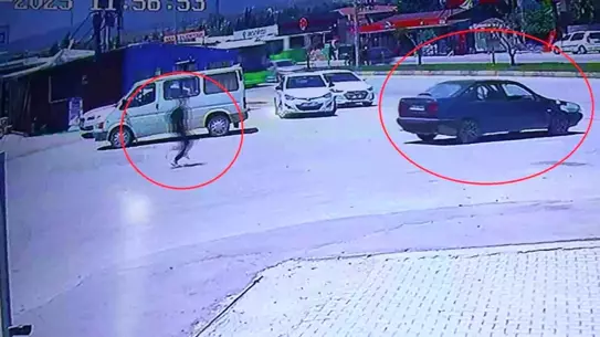 Hatay'da Bırakılan Araç Halk Otobüsüyle Çarpıştı