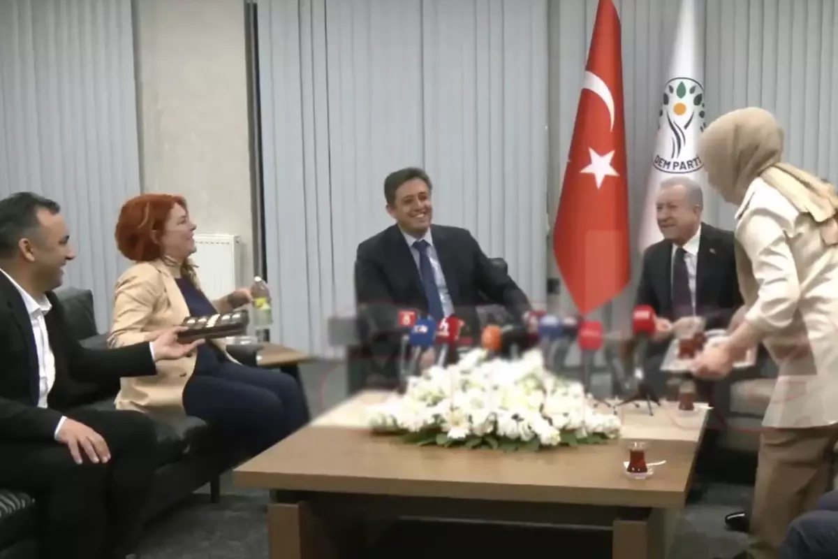 MHP-DEM Parti bayramlaşmasına damga vuran "çay" şakası