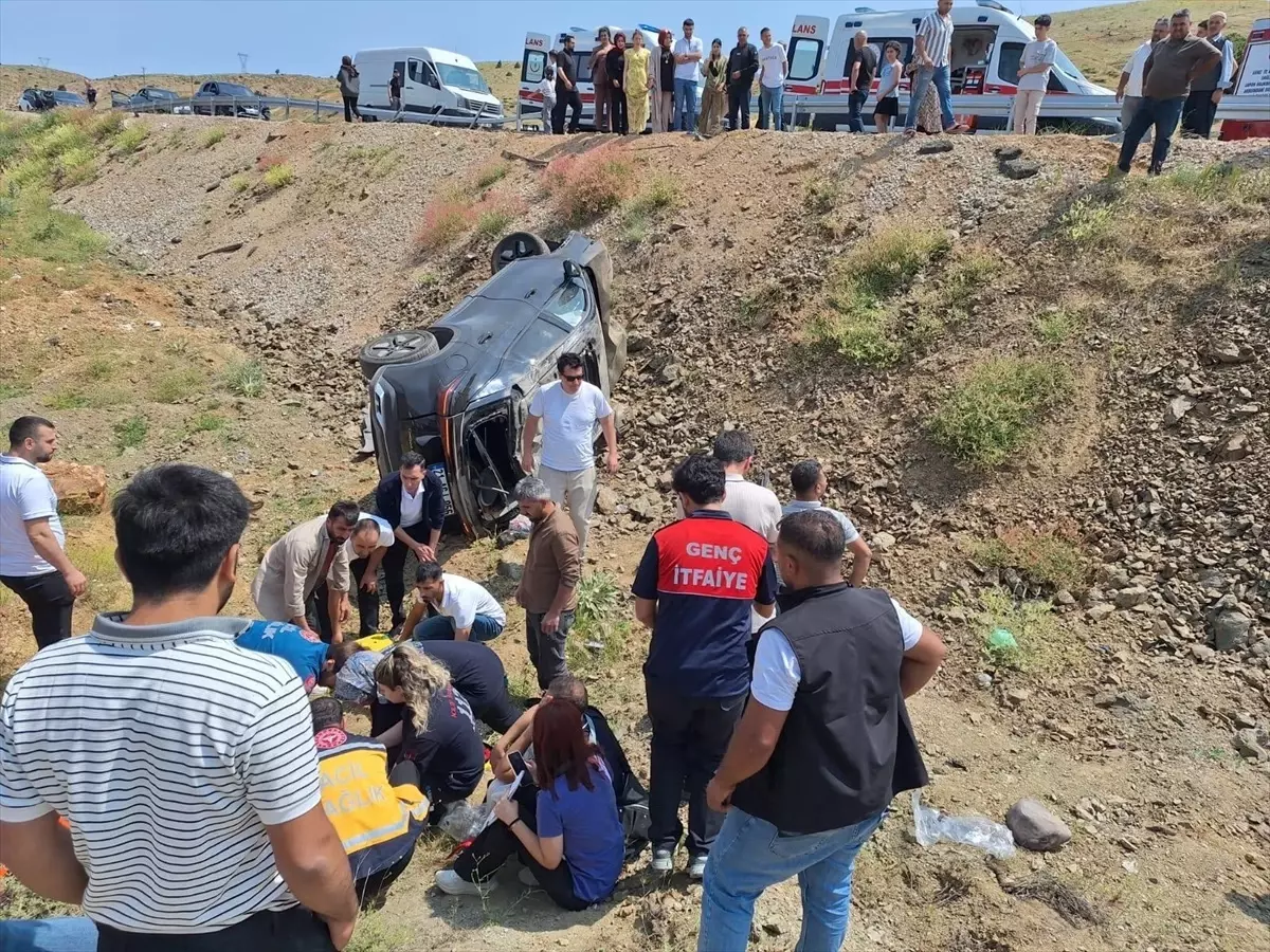Bingöl'de Otomobil Şarampole Devrildi