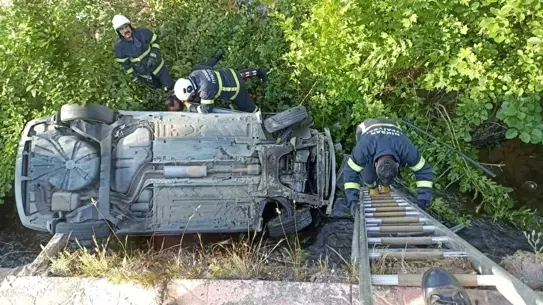 Niksar'da Trafik Kazası: Araç Dereye Düştü