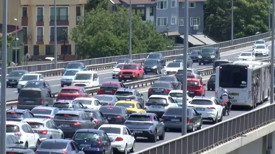 15 Temmuz Şehitler Köprüsü'nde intihar girişiminde bulunan kişi polis tarafından ikna edildi