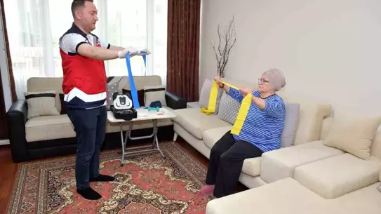 30 Yıl Sonra Koltuk Değneklerinden Kurtuldu: Esenyurt'ta Ücretsiz Fizik Tedavi Hizmeti