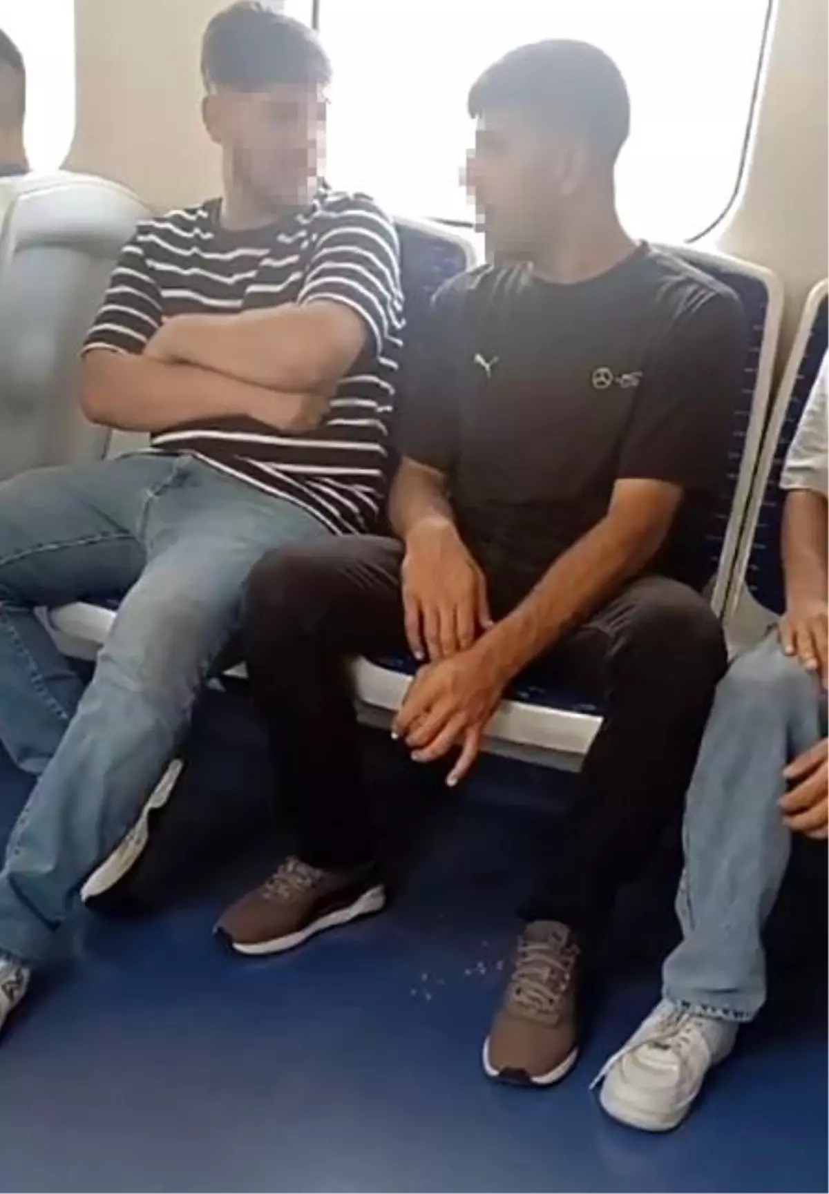 İZBAN'da Sigara İçen Yolcu Dikkat Çekti