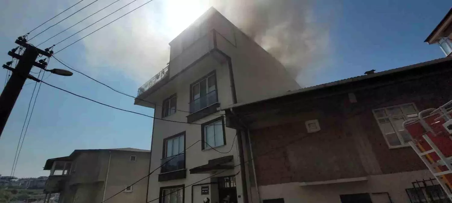 Kocaeli'nin Gebze ilçesinde çatı yangını kontrol altına alındı