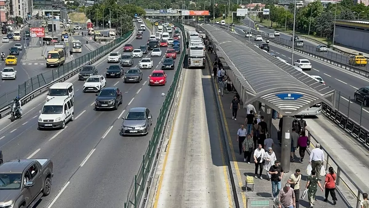 İstanbul'da bayramın ikinci gününde trafik yoğunluğu yaşanıyor
