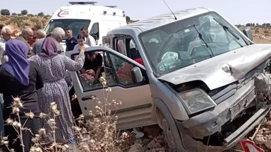 Halfeti'de Trafik Kazası: 2 Yaralı
