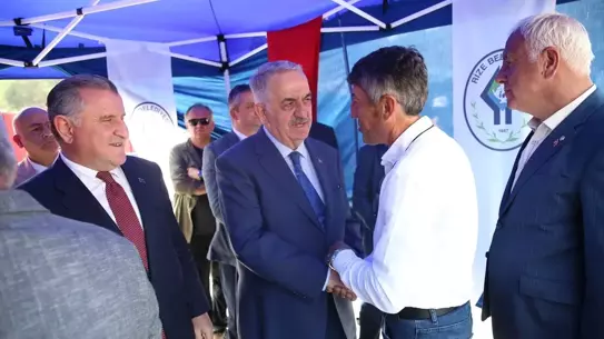 Gençlik ve Spor Bakanı Bak ile AK Parti Genel Başkan Yardımcısı Yazıcı, Rize'de vatandaşlarla bayramlaştı