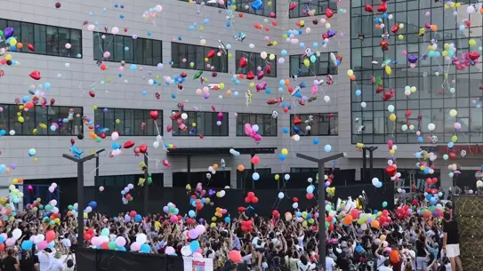 İzmir'de Kanserli Çocuklar İçin Balon Uçurdu