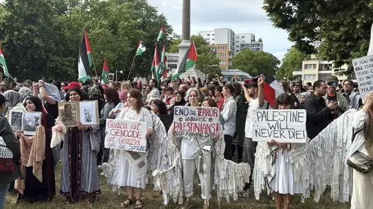 Berlin'de Filistin'e Destek Gösterileri