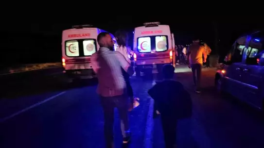 Bitlis'te Kamyonet Traktöre Çarptı: 7 Yaralı