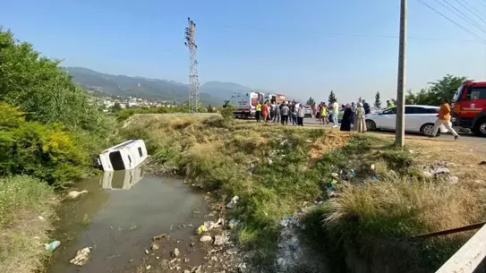 Dörtyol'da Minibüs Otomobile Çarpıp Devrildi