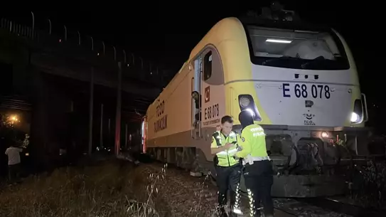 Tren Otomobile Çarptı, Sürücü Kaçtı